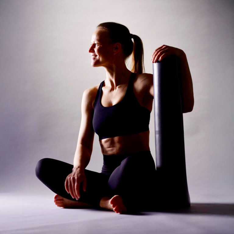 Cordula Wahl - Yoga und Meditationslehrerin - sitzend, lächelnd - Das bin ich!